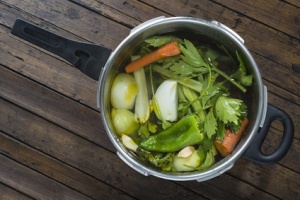 Olla con verduras, carne y agua para hacer caldo